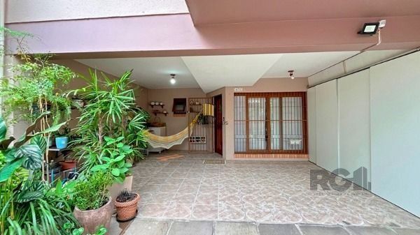 Casa em Porto Alegre, no bairro Guarujá, com 3 dormitório(s), e 3 banheiros, à v