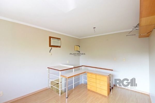 Casa em Porto Alegre, no bairro Nonoai, com 4 dormitório(s), à venda.