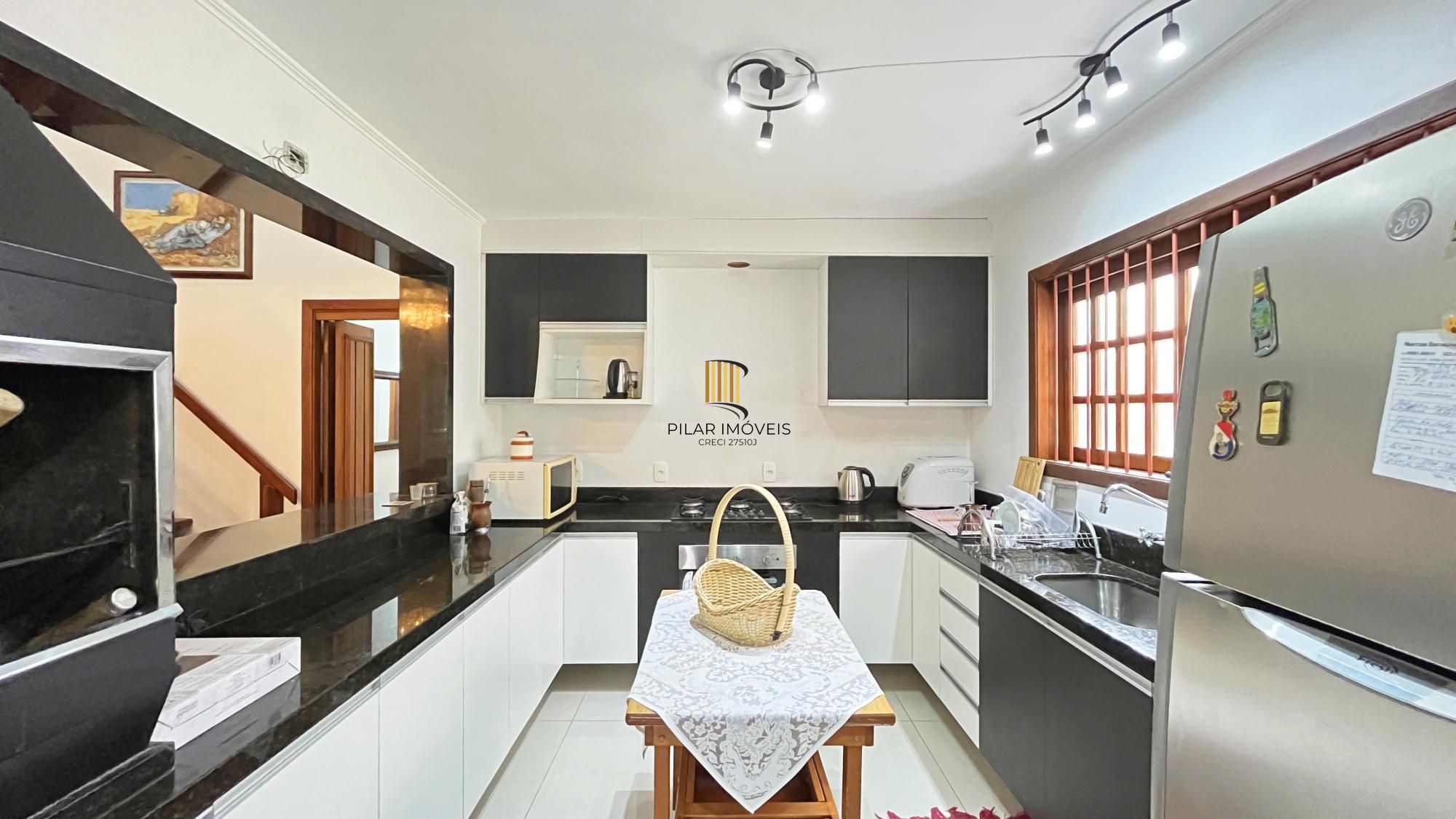 Casa 3D com 2 suítes e piscina.