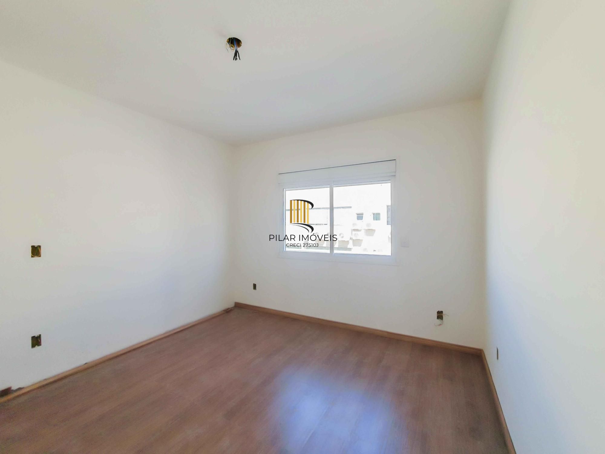 Casa em condomínio 4 D, sendo um dormitório no térreo, 168 m², garagem coberta