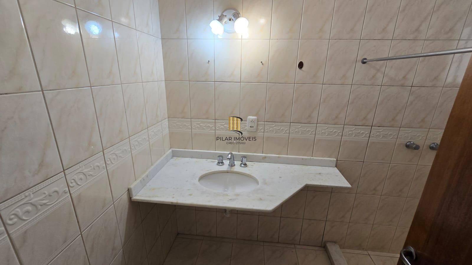 Casa em condomínio fechado com 3 dormitórios-1 suíte no Bairro Guarujá