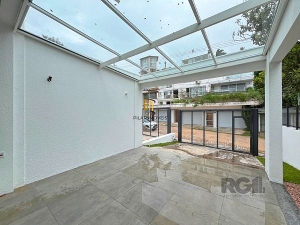 Casa em Porto Alegre, no bairro Vila Conceição, com 3 dormitório(s), à venda.