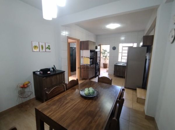 Casa em Porto Alegre, no bairro Vila Nova, com 2 dormitório(s), e 2 banheiros, à