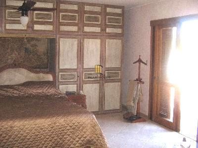 Casa em Porto Alegre, no bairro Jardim Isabel, com 4 dormitório(s), à venda.