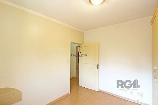 Casa em Porto Alegre, no bairro Nonoai, com 4 dormitório(s), à venda.