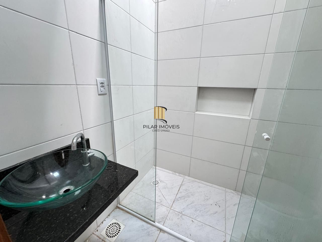 Carrara- Casa térrea 2 dormitórios, reformada , com 2 vagas , churrasqueira