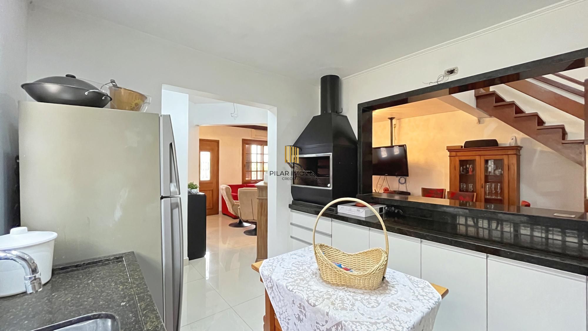 Casa 3D com 2 suítes e piscina.