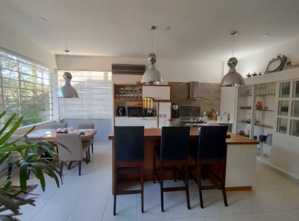 Casa em Porto Alegre, no bairro Vila Nova, com 3 dormitório(s), e 3 banheiros, à