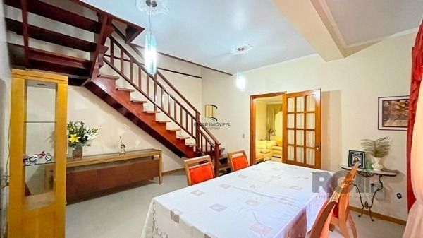 Casa em Porto Alegre, no bairro Tristeza, com 3 dormitório(s), e 3 banheiros, à 