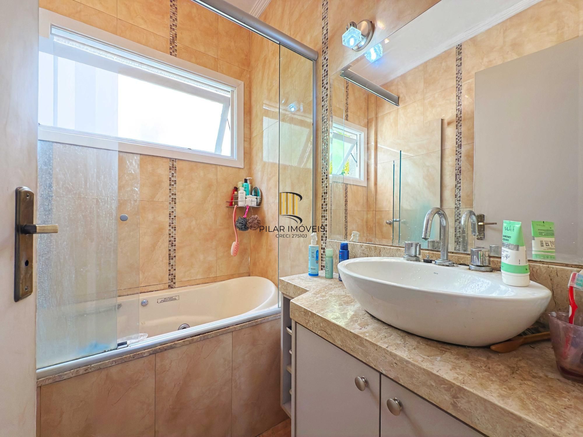 Triplex 4 dormitórios no bairro Pedra Redonda