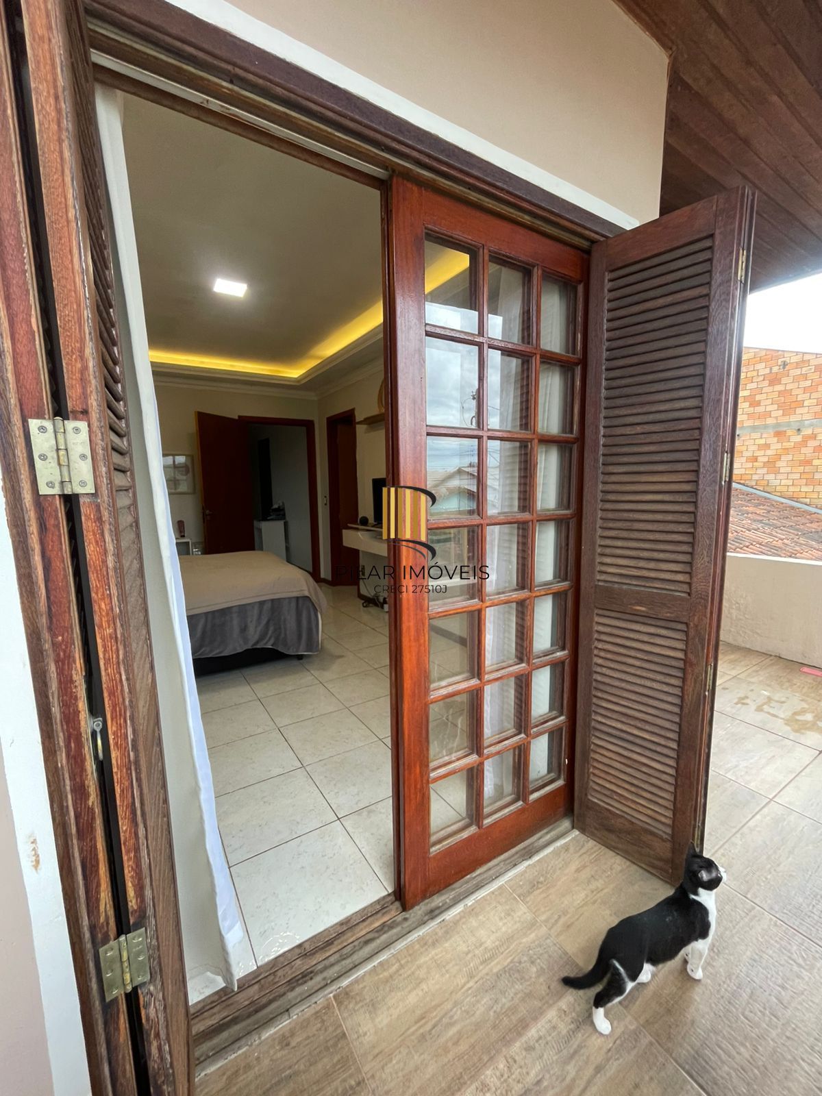 Lindo sobrado com 3 dormitórios á venda no bairro Hípica.