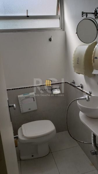 Conjunto/Sala em Porto Alegre, no bairro Menino Deus, e 0 banheiros, à venda.
