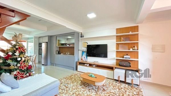 Casa em Porto Alegre, no bairro Guarujá, com 3 dormitório(s), e 3 banheiros, à v