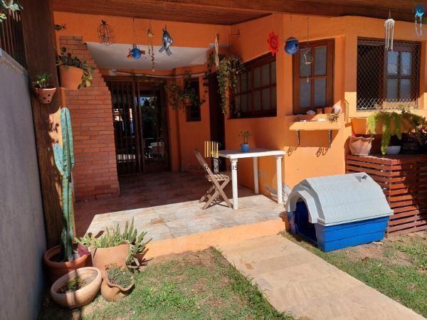 Sobrado em Porto Alegre, no bairro Espírito Santo, com 3 dormitório(s), e 3 banh