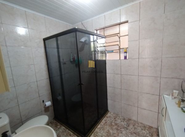 Casa em Porto Alegre, no bairro Vila Nova, com 2 dormitório(s), e 2 banheiros, à