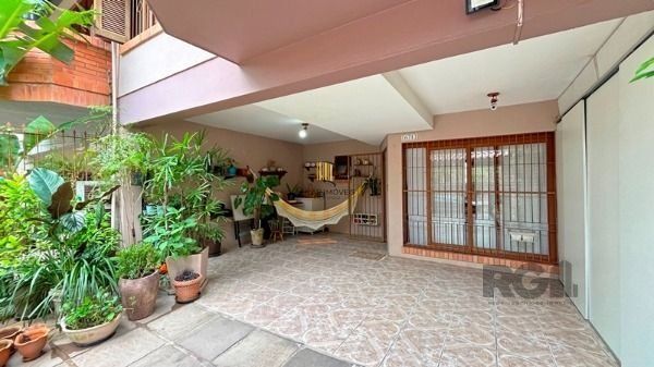Casa em Porto Alegre, no bairro Guarujá, com 3 dormitório(s), e 3 banheiros, à v