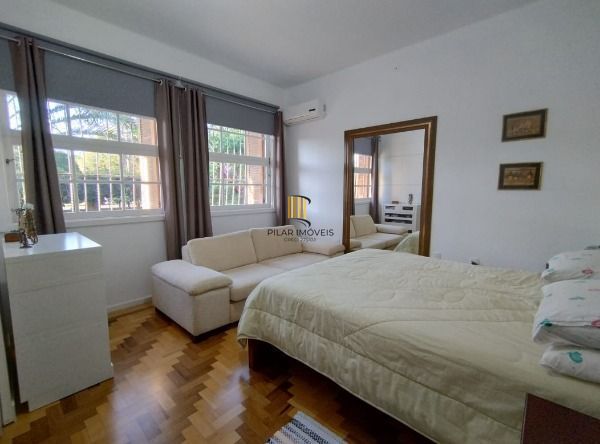 Casa em Porto Alegre, no bairro Vila Nova, com 3 dormitório(s), e 3 banheiros, à