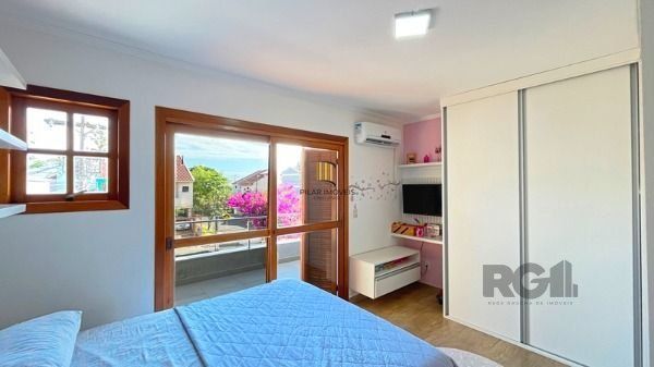 Casa em Porto Alegre, no bairro Guarujá, com 3 dormitório(s), e 3 banheiros, à v