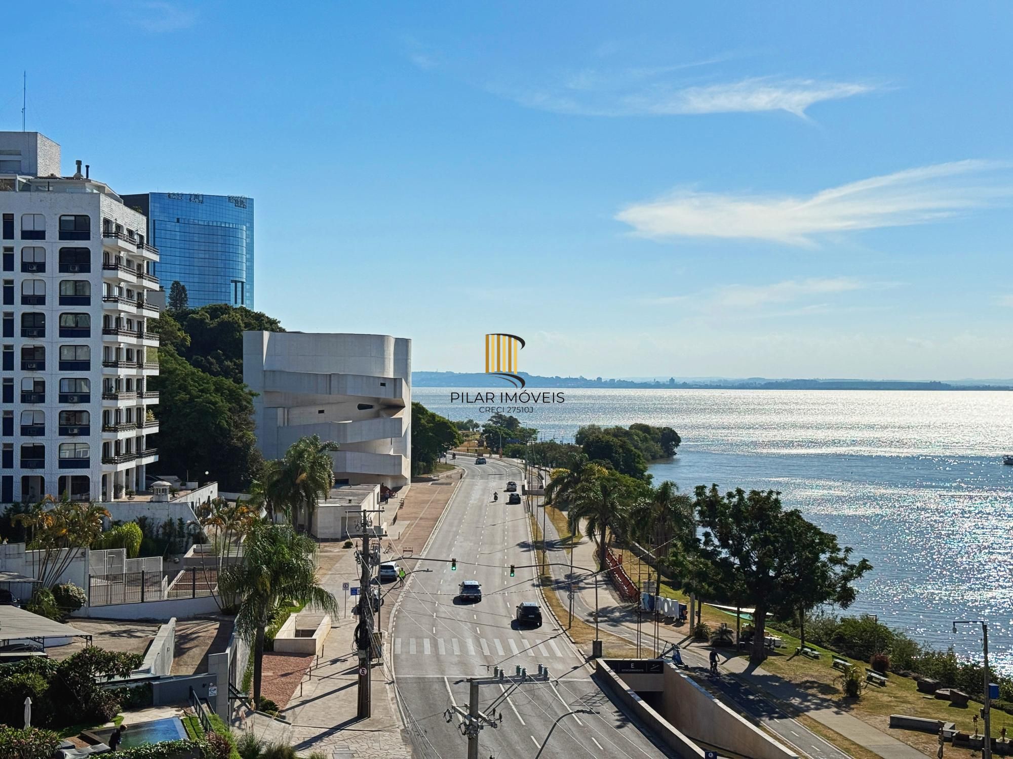 Belíssimo apartamento com 230,6m2, 3 suítes e 4 vagas de garagem. Projeto diferenciado e vista deslumbrante para o pôr do sol do Guaíba.