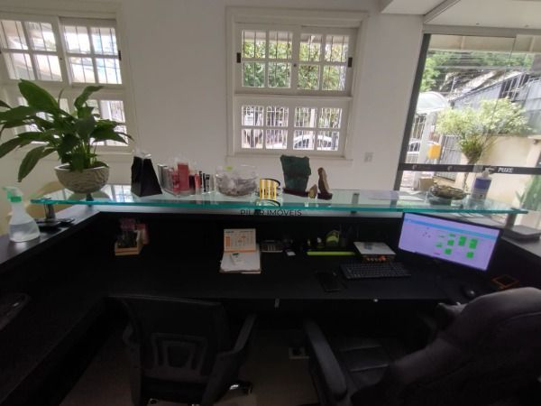 Loja em Porto Alegre, no bairro Menino Deus, e 3 banheiros, à venda.