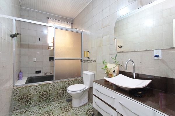 Casa em Porto Alegre, no bairro Ipanema, com 4 dormitório(s), e 4 banheiros, à v