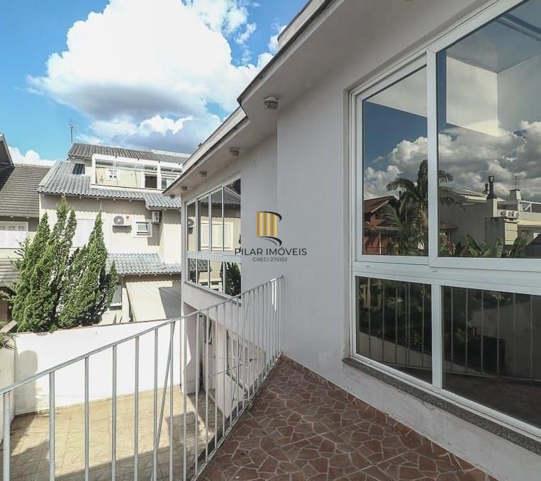 Maravilhosa Residência em condomínio com 4 dormitórios sendo 1 suíte.