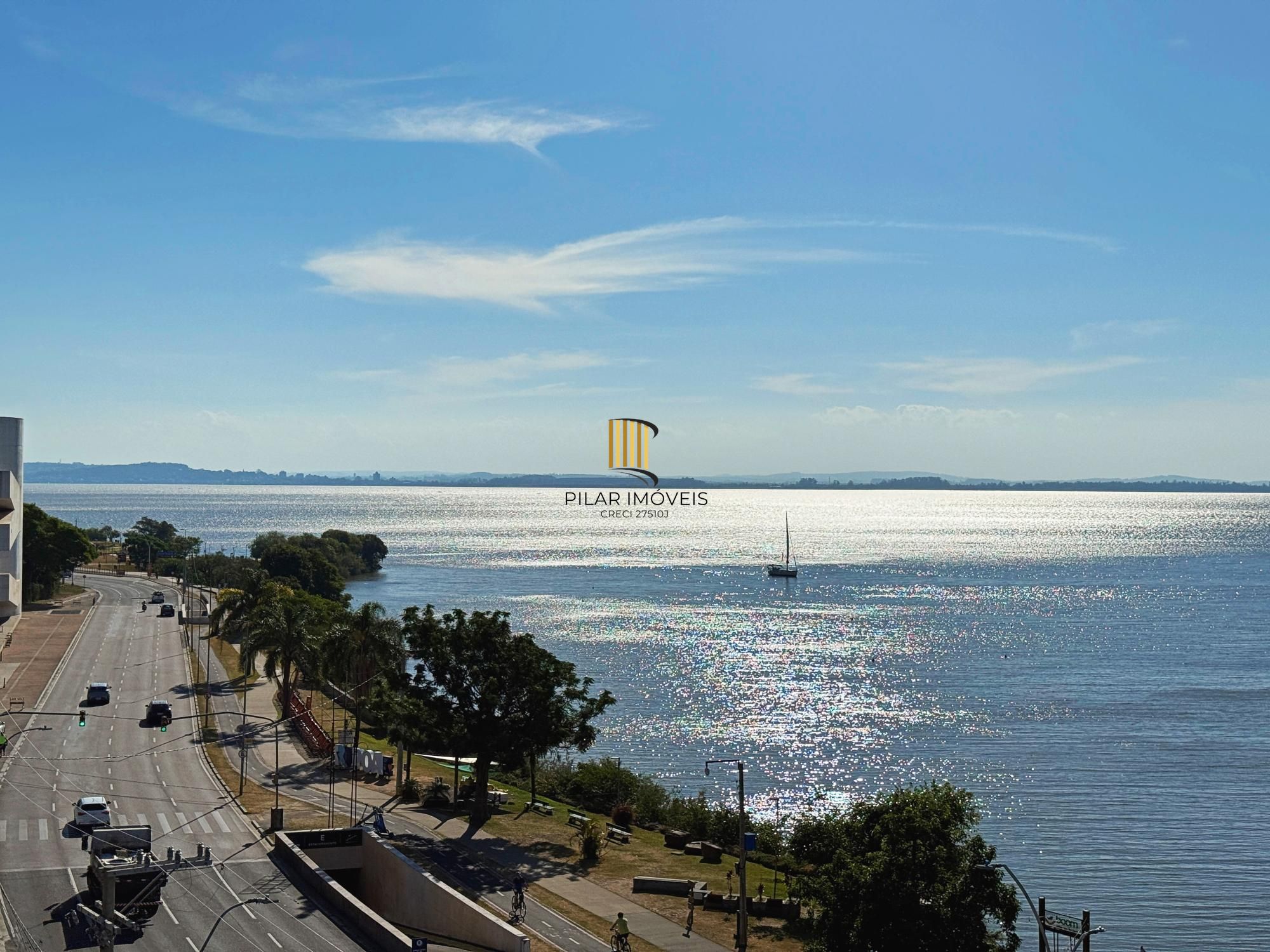 Belíssimo apartamento com 230,6m2, 3 suítes e 4 vagas de garagem. Projeto diferenciado e vista deslumbrante para o pôr do sol do Guaíba.