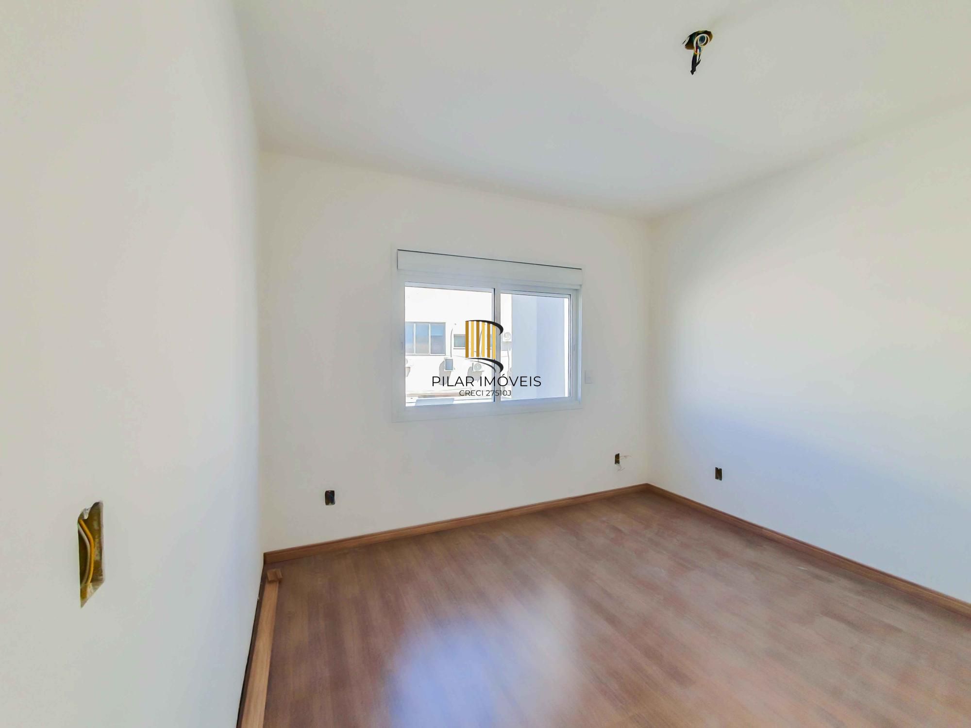 Casa em condomínio 4 D, sendo um dormitório no térreo, 168 m², garagem coberta