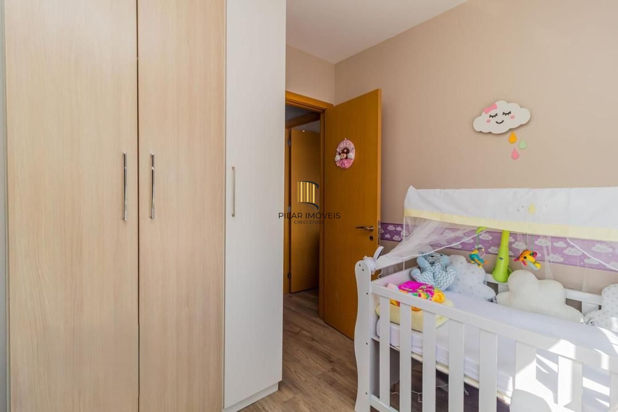 Apartamento semi mobiliado, 2 dormitórios, 1 suíte e 1 vaga de garagem coberta no bairro Menino Deus em Porto Alegre.