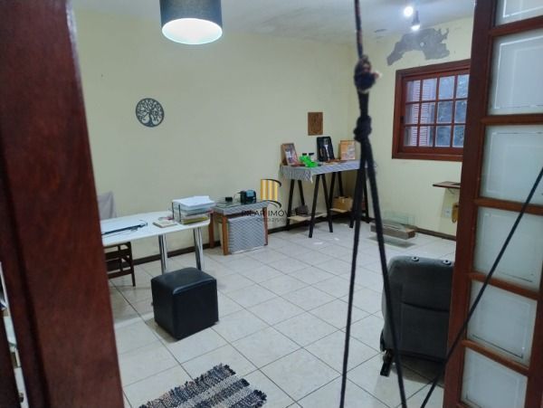 Casa em Porto Alegre, no bairro Vila Nova, com 4 dormitório(s), e 4 banheiros, à