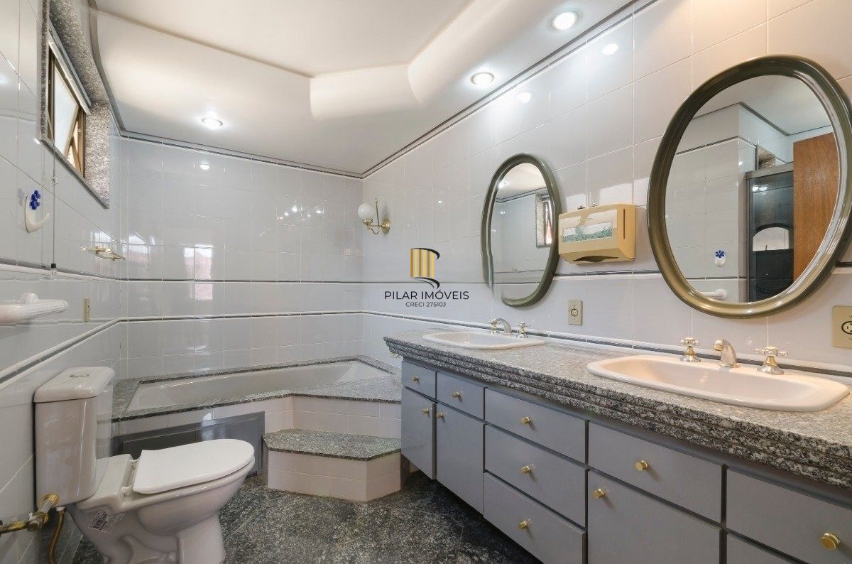 Excelente residência térrea com 272m² de área privativa, com 4 domritórios e 6 vagas de garagem, localizada no bairro Vila Assunção.