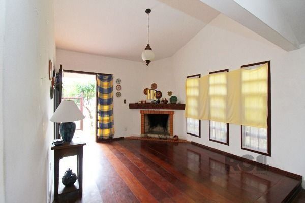 Casa em Porto Alegre, no bairro Guarujá, com 3 dormitório(s), à venda.