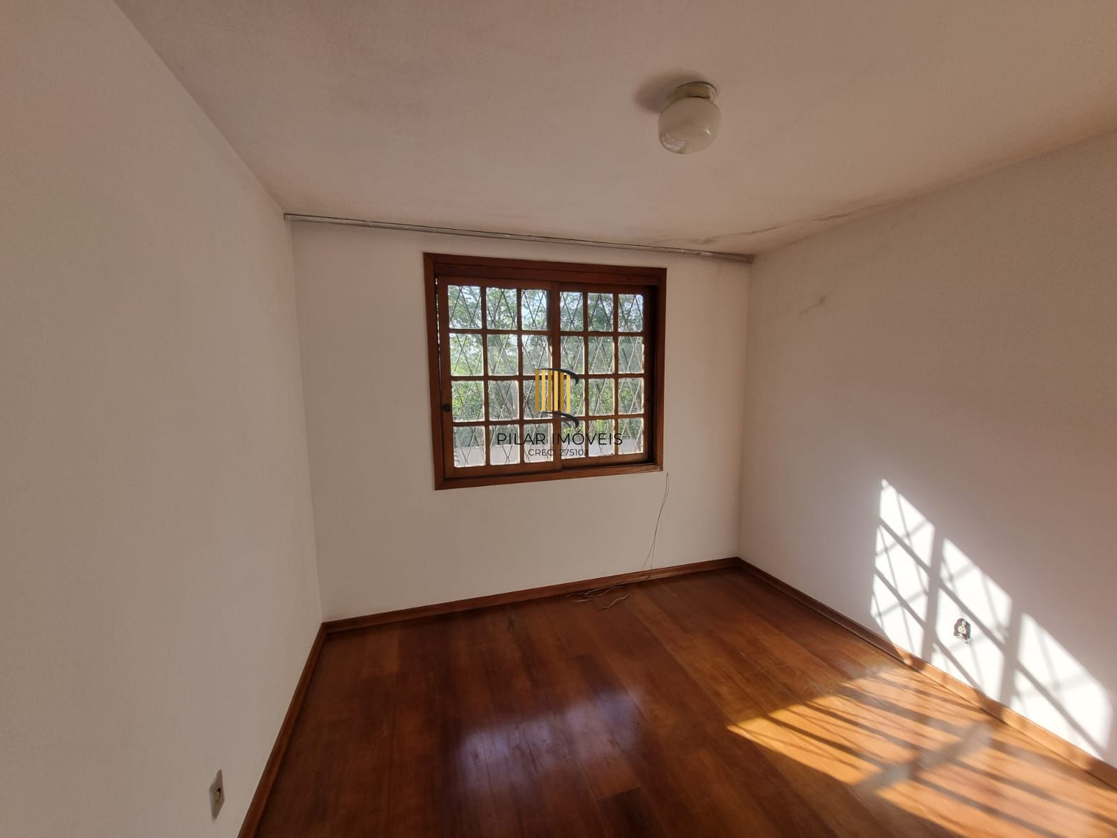 Residência no bairro Camaquã, com 3 dormitório(s), e 3 banheiros,