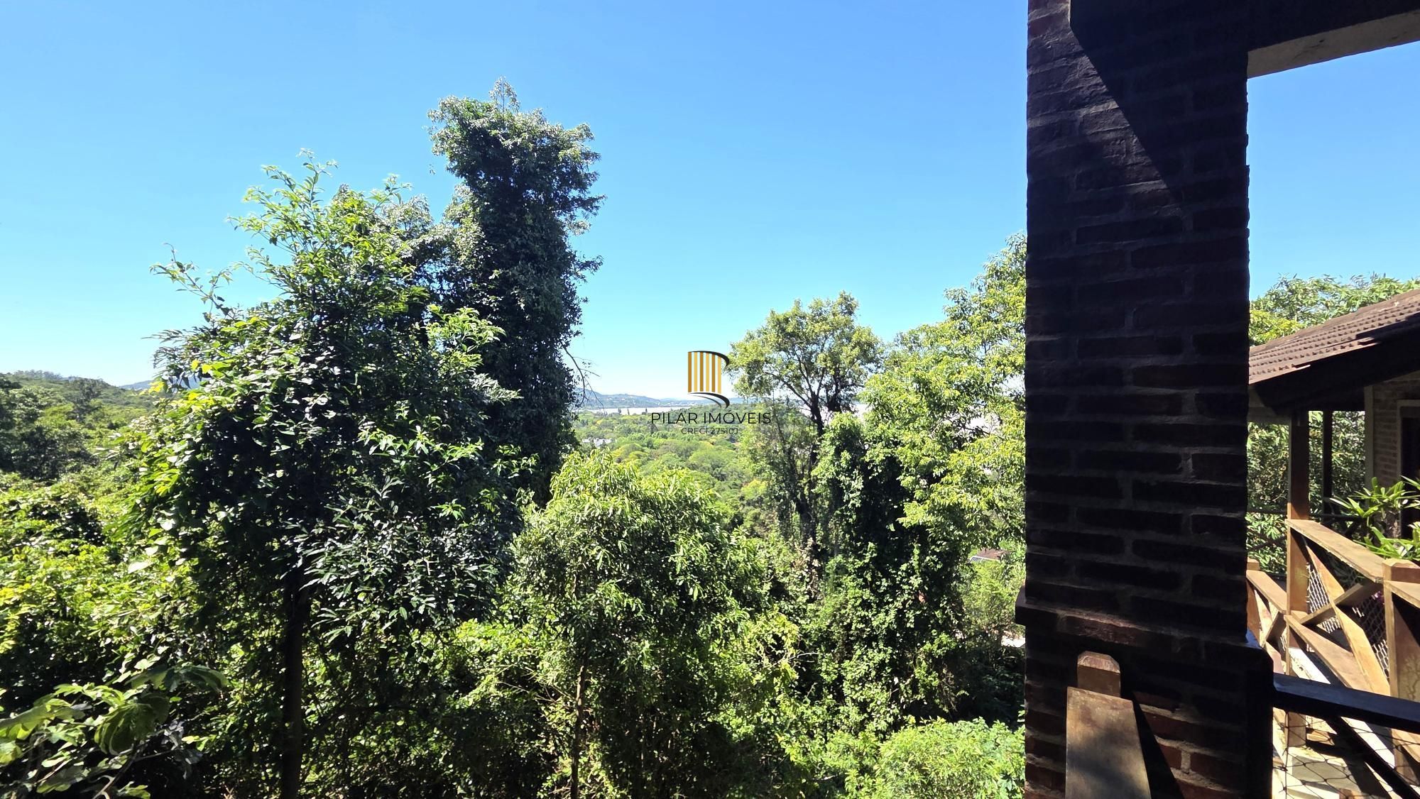 Belíssima residência com 4 dormitórios, 2 suítes com closet e vista deslumbrante para o lago Guaíba.