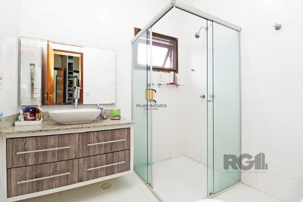 Casa Condomínio em Porto Alegre, no bairro Tristeza, com 3 dormitório(s), à vend