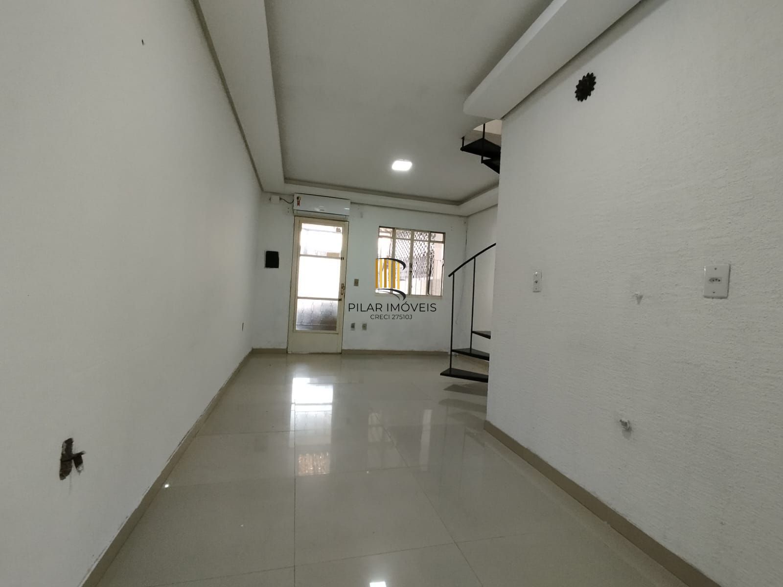 Casa 2 dorm, sala, cozinha, banheiro e área gourmet. Aceita carro no negócio. Nã