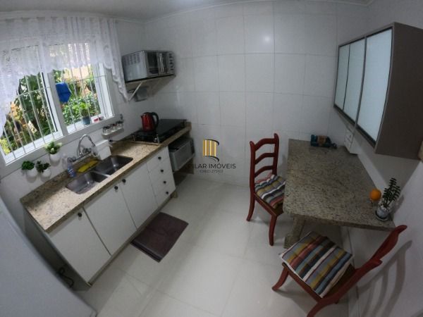 Sobrado em Porto Alegre, no bairro Hípica, com 3 dormitório(s), e 3 banheiros, à