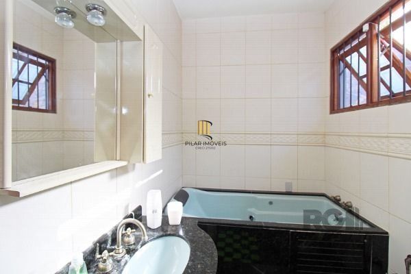 Sobrado em Porto Alegre, no bairro Vila Nova, com 3 dormitório(s), e 3 banheiros