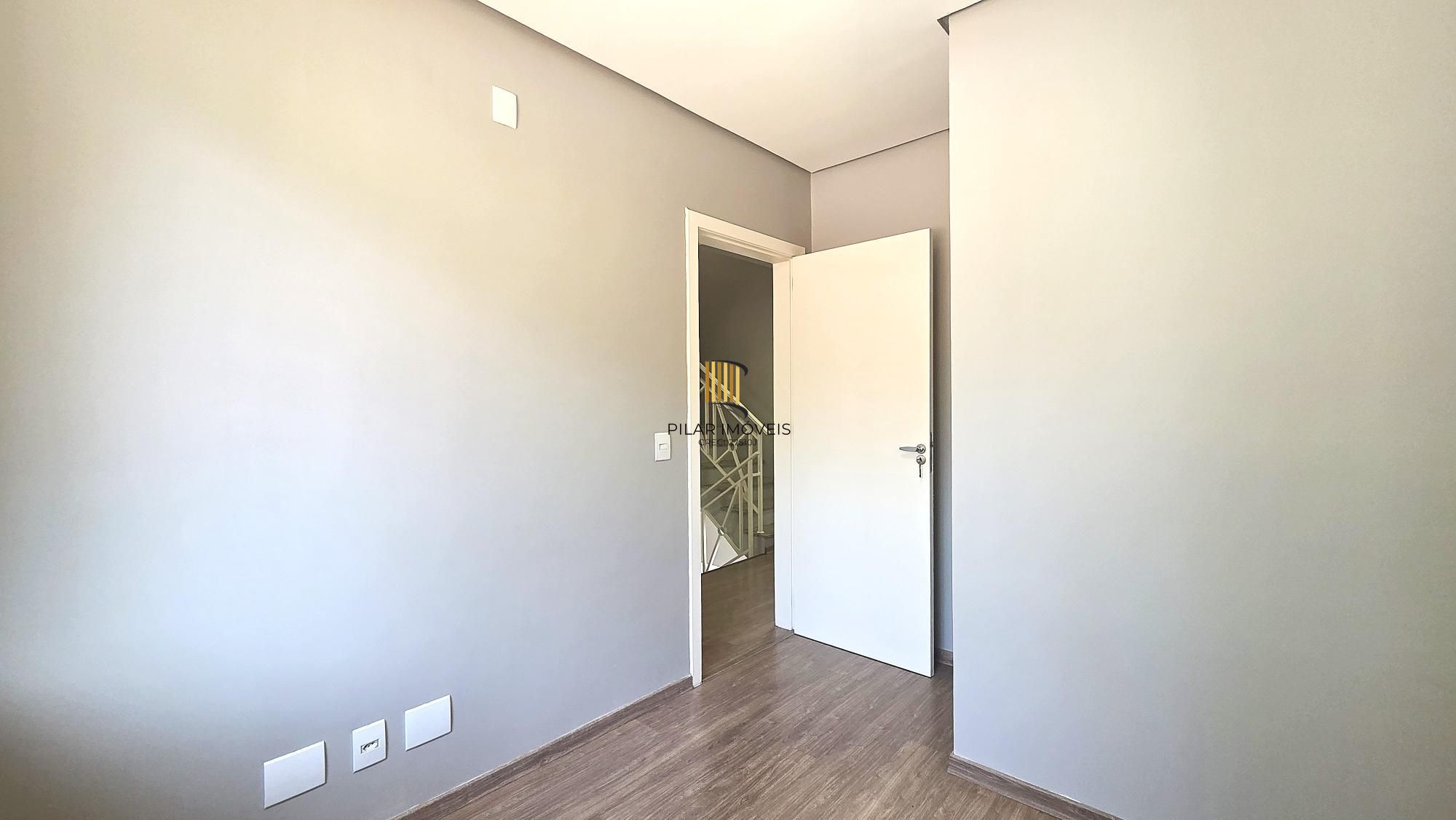 Excelente casa em condomínio fechado, com 252 m² de área privativa, com 4 dormitórios, 1 suíte e 2 vagas de garagem.