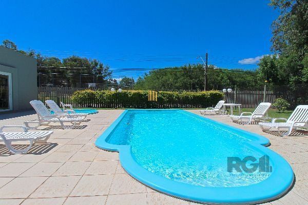 Casa em condomínio 4 D, sendo um dormitório no térreo , 168 m² , garagem coberta