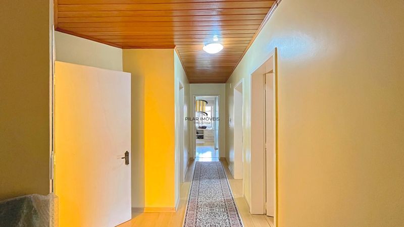 Casa de esquina com 285m², 3 dormitórios, sendo 1 suites, 4 vagas - amplo pátio 