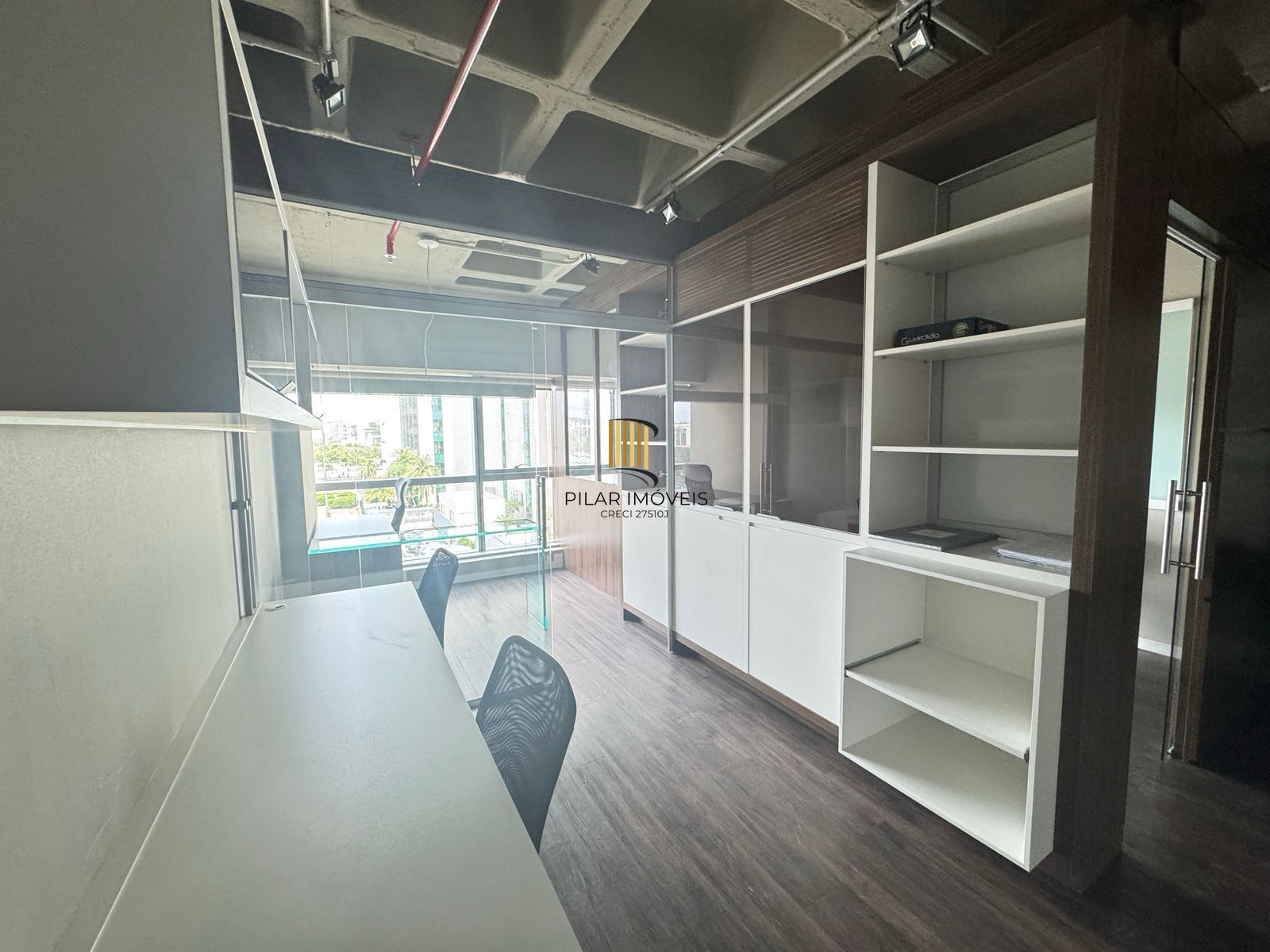 sala comercial finamente mobiliada