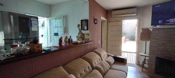 Casa em Porto Alegre, no bairro Guarujá, com 3 dormitório(s), e 3 banheiros, à v