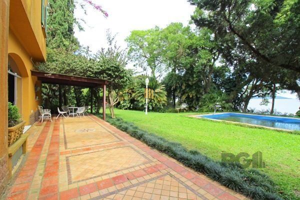 Casa em Porto Alegre, no bairro Pedra Redonda, com 7 dormitório(s), e 7 banheiro