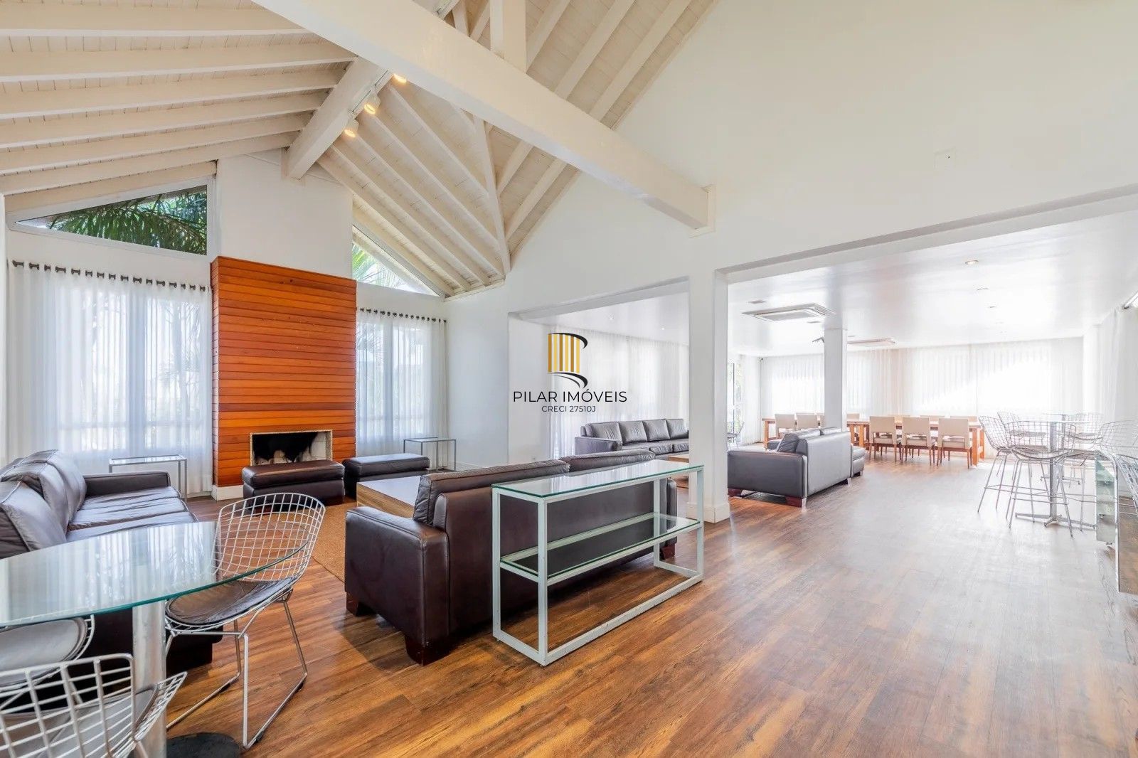 Belíssima casa em condomínio com 218,3m² com 4 dorm., 2 suítes e 2 vagas. Situada no charmoso Residencial Terra Mater.