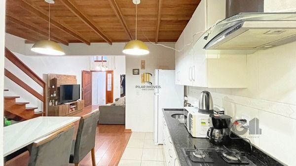Casa em Porto Alegre, no bairro Hípica, com 2 dormitório(s), e 2 banheiros, à ve