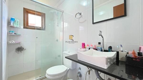 Casa em Porto Alegre, no bairro Tristeza, com 3 dormitório(s), e 3 banheiros, à 