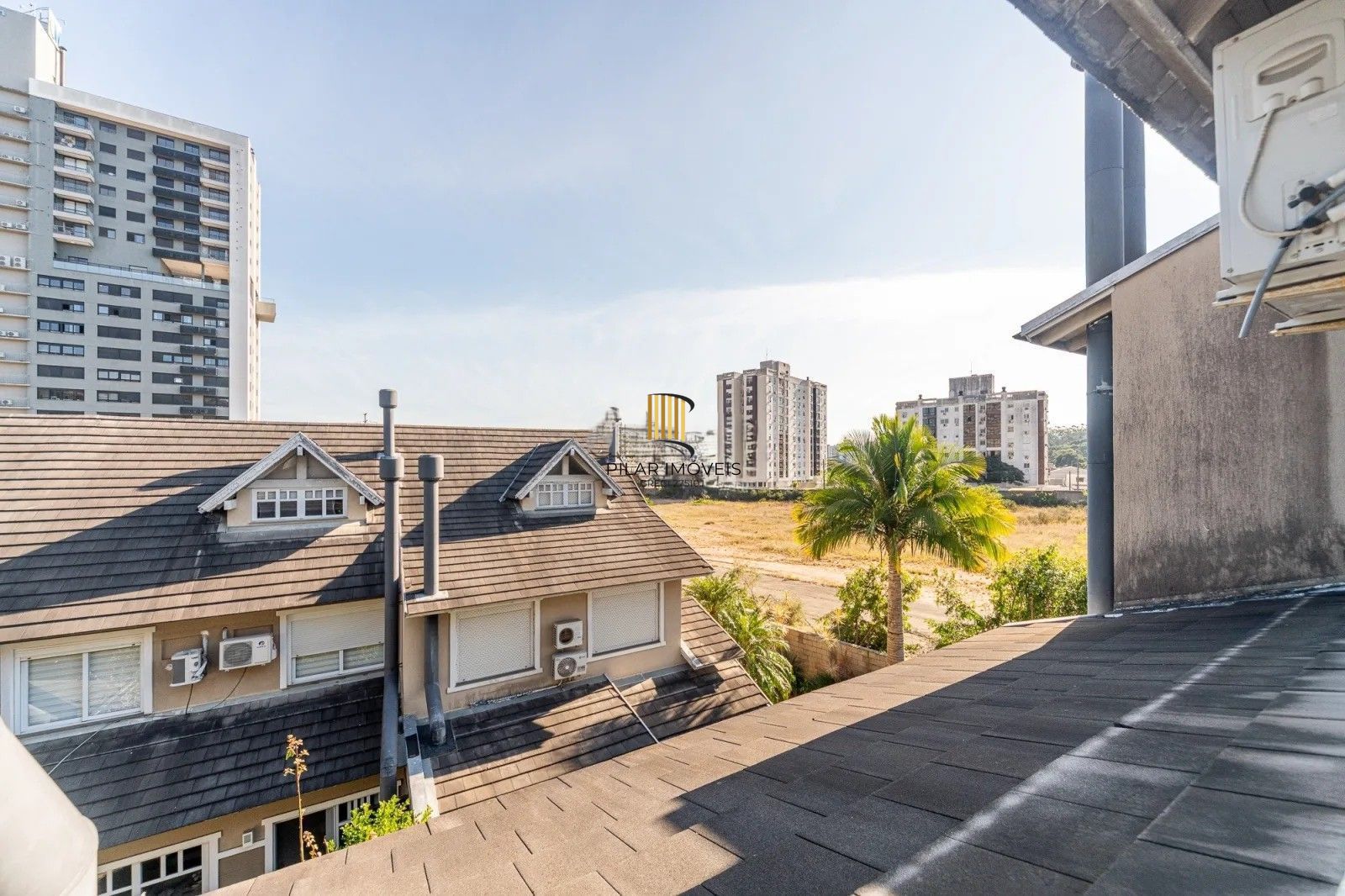 Belíssima casa em condomínio com 218,3m² com 4 dorm., 2 suítes e 2 vagas. Situada no charmoso Residencial Terra Mater.