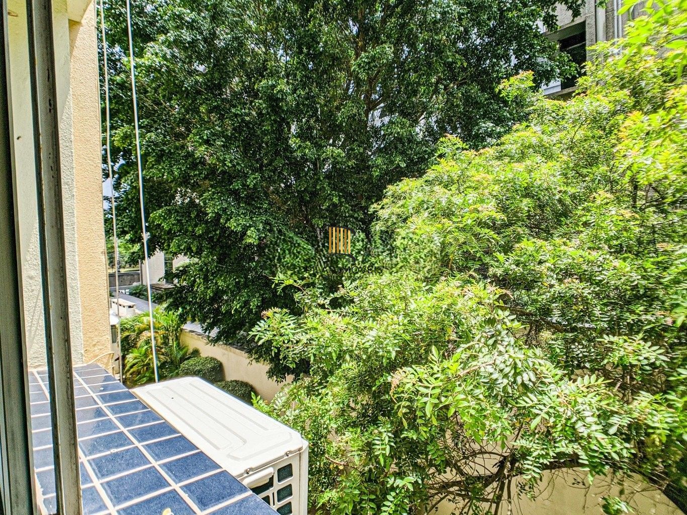 Apartamento à venda no bairro Menino Deus. Localizado em frente ao Parque Marinha do Brasil. O imóvel conta com 2 dormitórios e 1 vaga coberta.