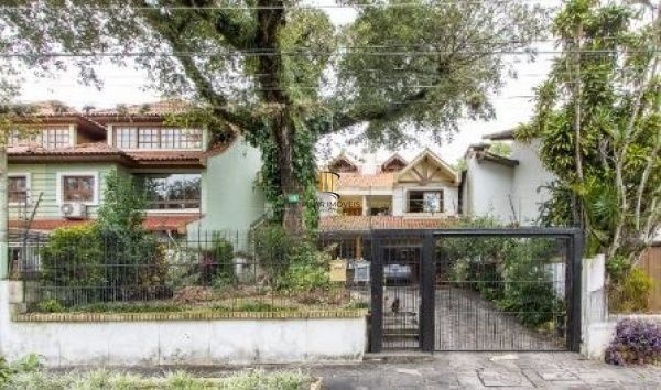 Casa em Porto Alegre, no bairro Ipanema, com 3 dormitório(s), e 3 banheiros, à v